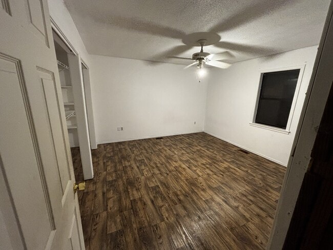 Photo - 707 Louise St
