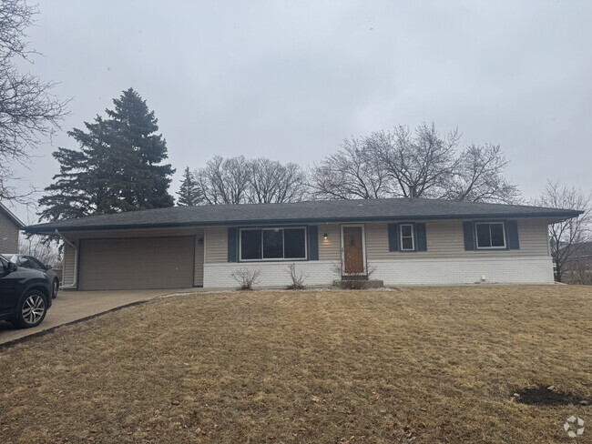 Building Photo - "Spacious 4-Bed Haven in Burnsville!" Rental