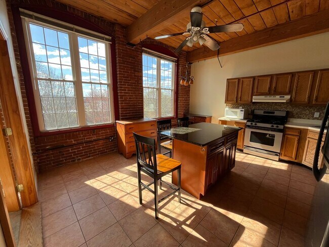 Building Photo - Choice Realty NH Rental Listings Unit 470 Silver Street  309