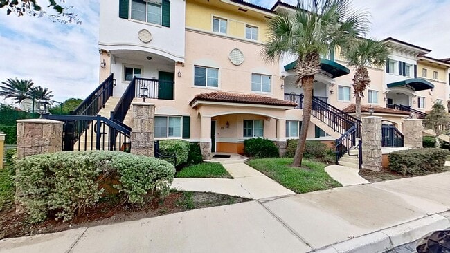 Building Photo - Beautiful Townhouse Style Apartment availa...