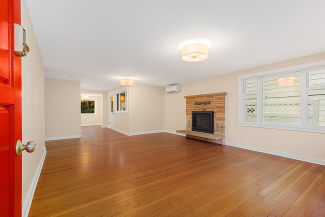 Photo - Greenlake Charming 3 Bedroom 1.75 Bath Huge Finished Family Room & Unfinished Basement