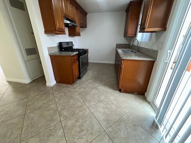 Photo - Spacious 2bed 1.5bath Apartment for Rent in Huntington Beach