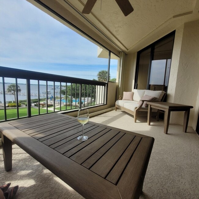 Photo - 625 NW North River Dr Unidad 303