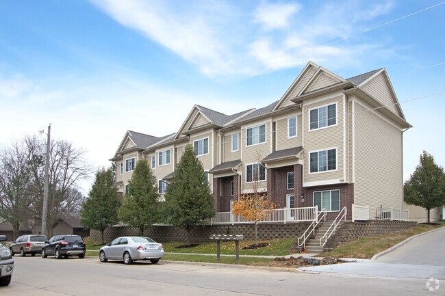 Building Photo - Luxury Iowa City townhouse close to UIHC a...