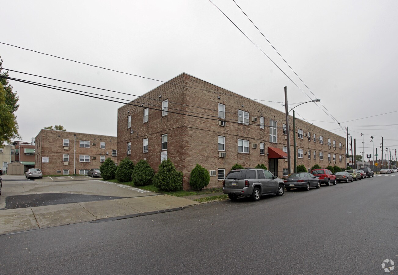 Oregon Court Apartments - Oregon Court Apartments