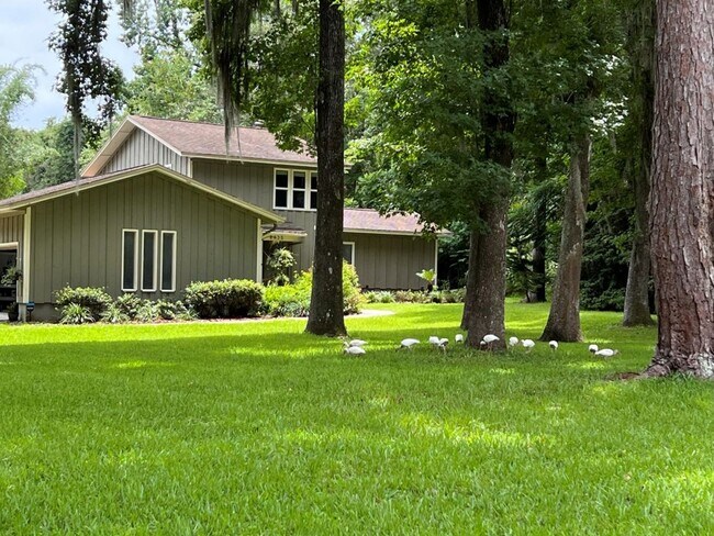 Building Photo - Highly Sought Home in Buckingham East