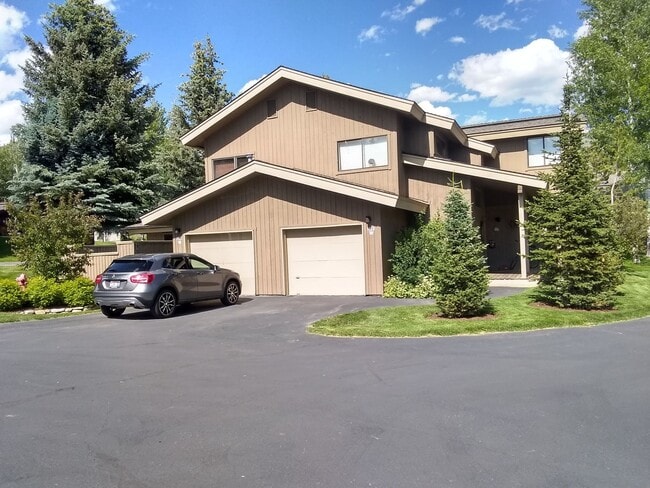 Building Photo - 9-10 month Lease -3bd/2.5ba Fully Furnishe... Rental