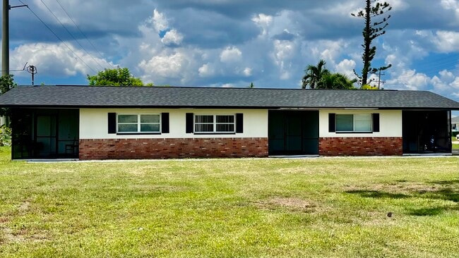 Building Photo - 230 SW 47th Ter Unit 3 Rental