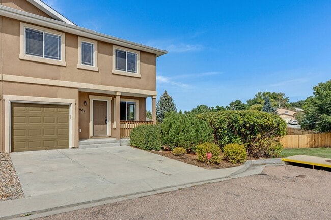 Building Photo - 3 Bedroom townhome NO deposit on 24 month ...