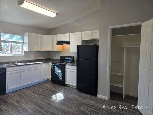 Building Photo - 465 W Ivyglen St Unit 216