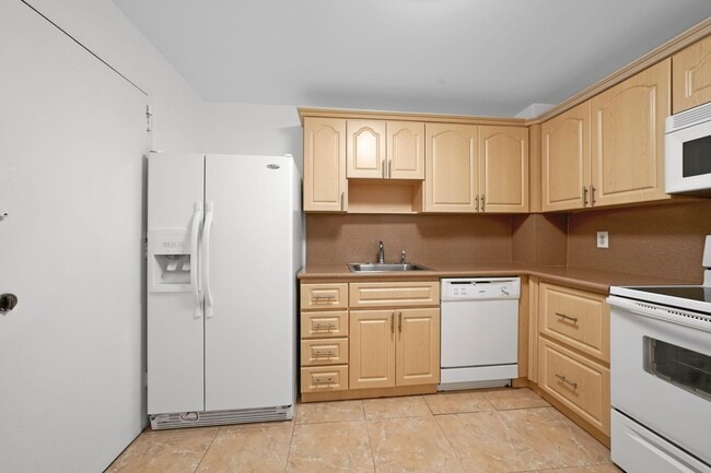 Photo - 401 Golden Isles Dr Unidad 1014