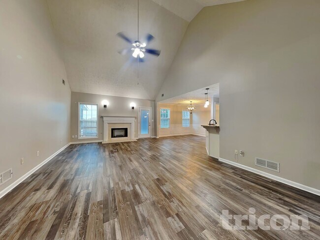 Photo - 915 Chapel Hill Dr SE