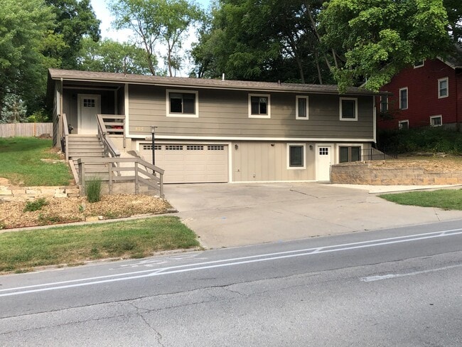 Building Photo - 825 N Dodge St Rental