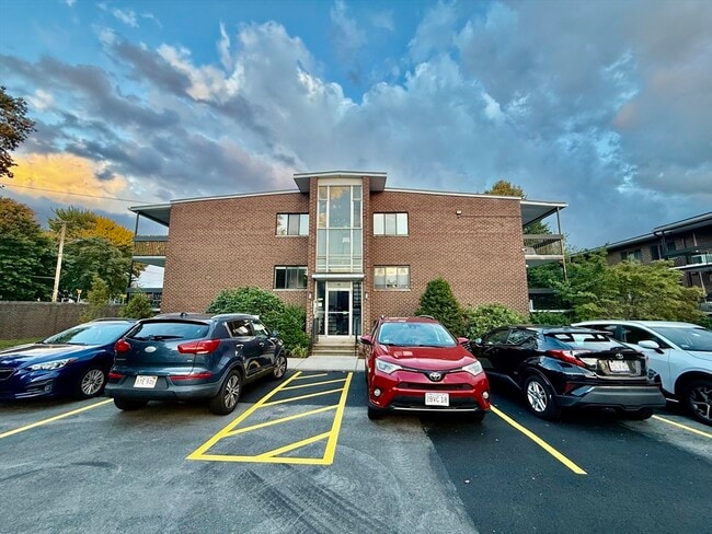 Building Photo - 160 Elm St Unit H Rental