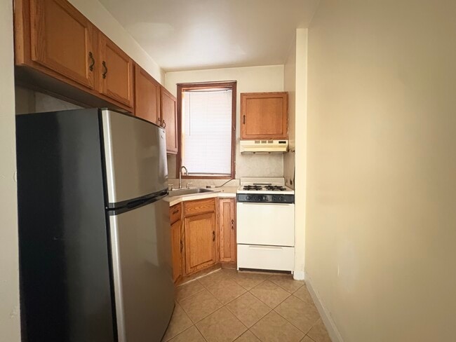 Building Photo - 93 W 33rd St Unit C1