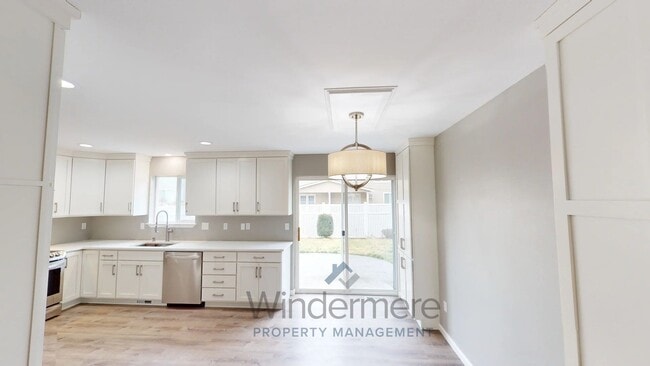 Photo - 739 S E Landen Dr