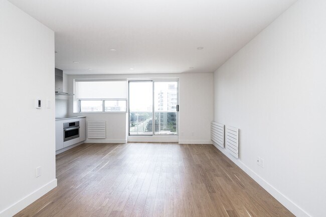 Photo - 365 Eglinton Ave E Unit 701