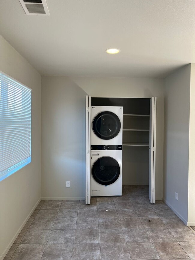 Photo - Two Bedroom Townhouse Style Apartment with Garage - Northwest Santa Rosa