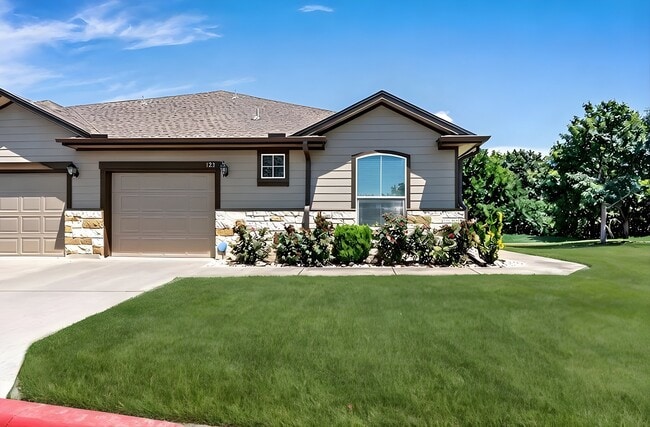 Building Photo - 711 Rolling Oak Dr Unit 123
