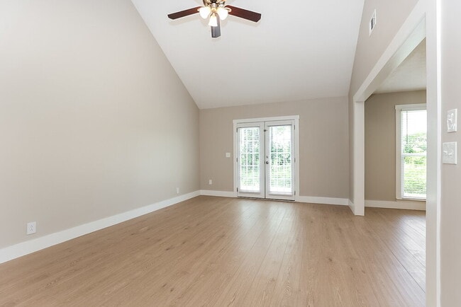 Photo - 410 Lawson Rd