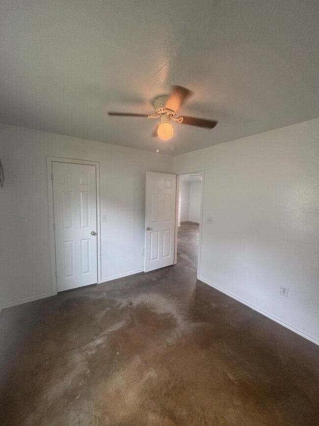 Photo - 201 Ruel St