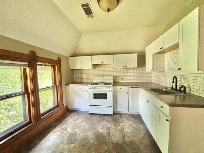 Building Photo - 605 W Kalamazoo Ave Unit 2 Rental