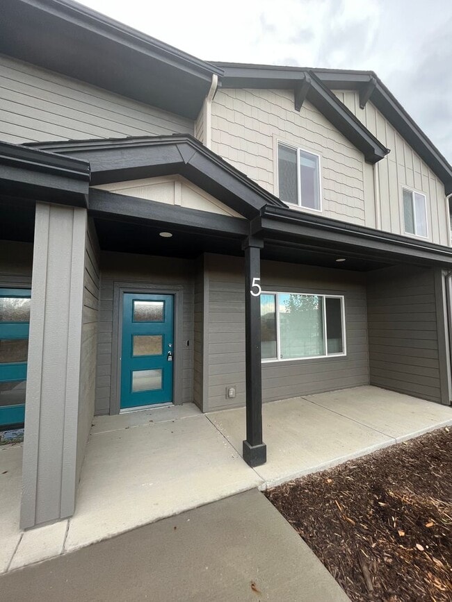 Building Photo - Beautiful 3 Bed 2.5 Bath Townhome in North East Fort Collins!
