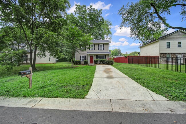 Building Photo - Lovely 4 Bed 2 Bath Home in Charlotte!