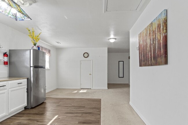 Building Photo - Cute-as-a-Button 2BR/2BA Apartment in Williamsburg VA | Private Entrance + Utilities Included Unit 108 Cooley Rd  C