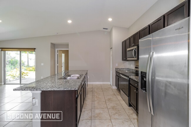 Photo - 785 Geoffrey Ave SW