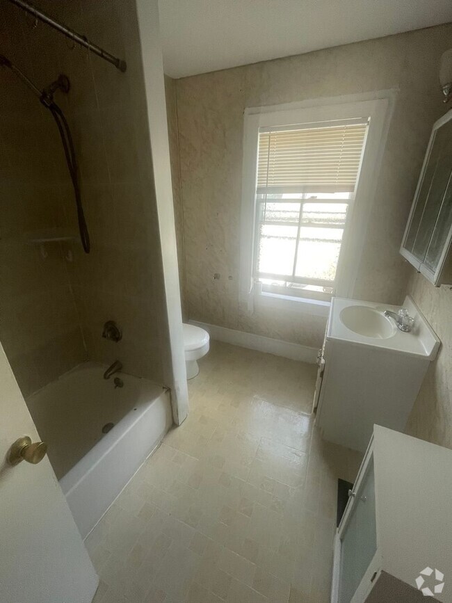 Building Photo - Large 3 bed located next to the Commuter R... Rental