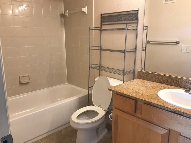 Building Photo - Conveniently located 2/2. Rental