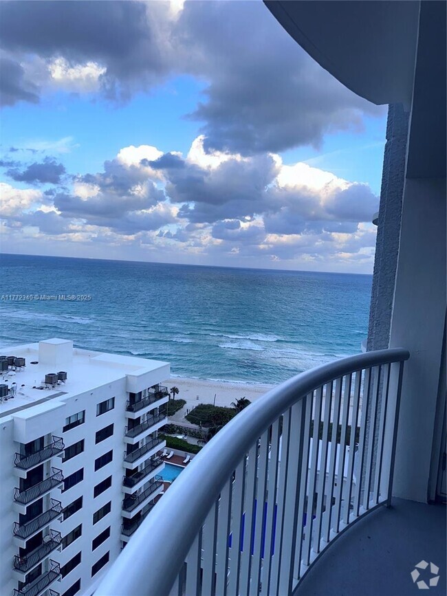 Building Photo - 5401 Collins Ave Unit 1111 Rental