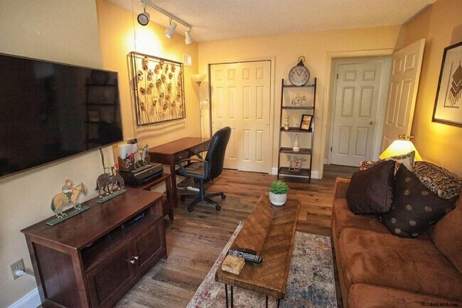 Photo - 76 Kaydeross Park Rd