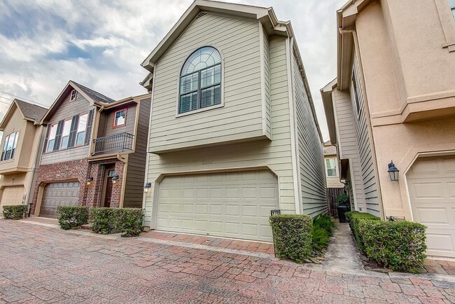 Building Photo - 2905 Clinton Dr