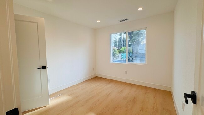 Photo - 374 S 21st St