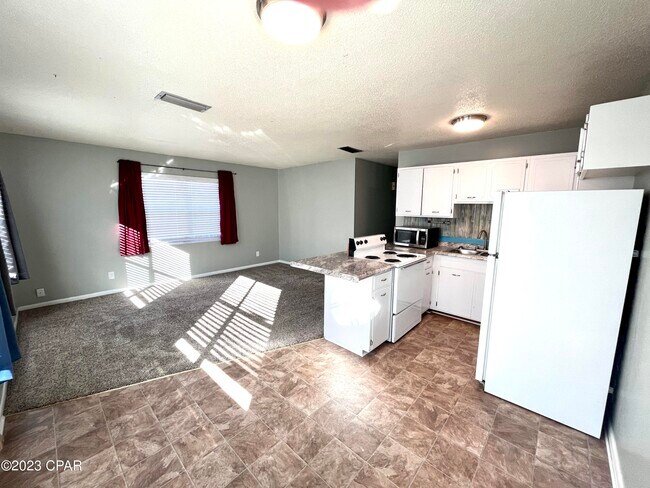 Photo - 231 Poinsettia Dr