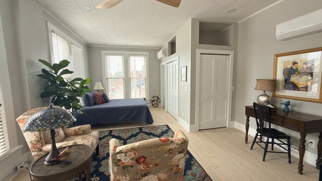 Building Photo - Beautifully Renovated 1 Bed 1 Bath Unit Apt 2