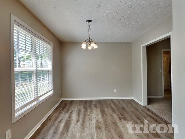Photo - 410 Red Oak Ct