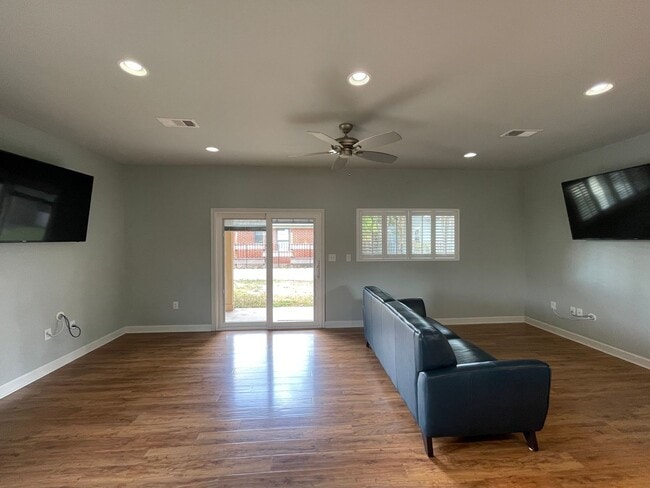 Photo - Amazing detached 2/2.5 duplex in Central Austin!!! Unidad B