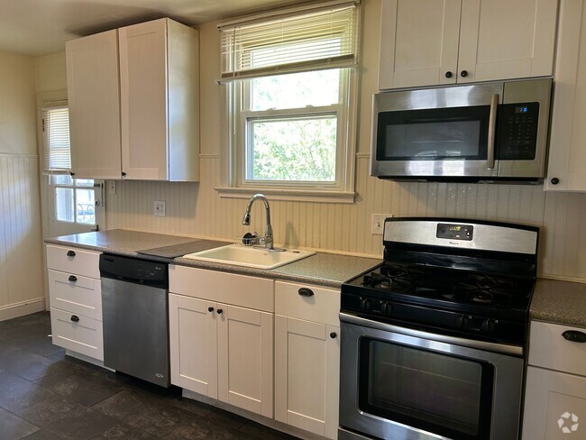 Building Photo - Updated 3 Bedroom, 1.5 Bath Rowhome