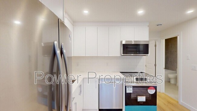 Photo - 2004 33 St SW