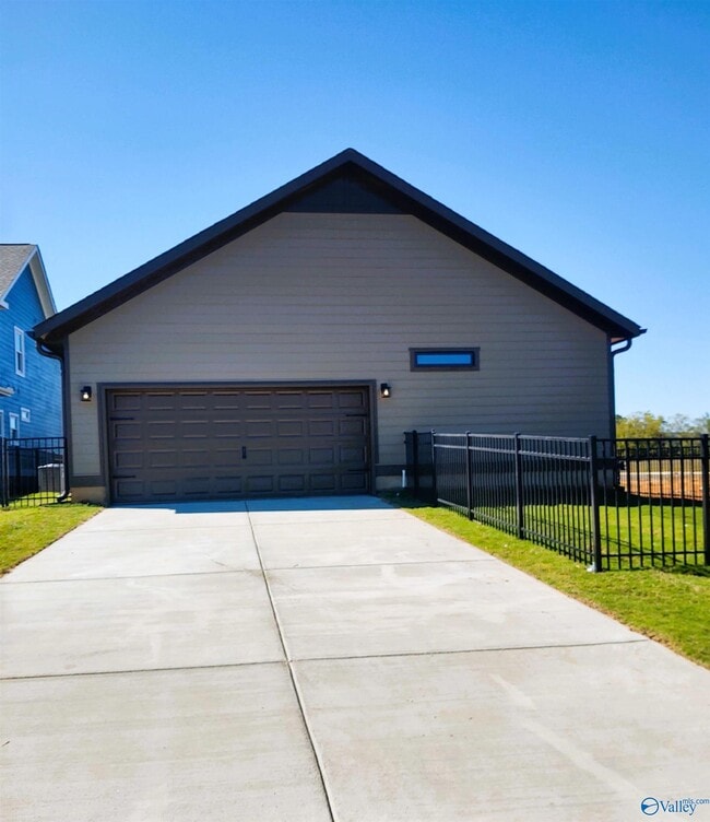 Photo - 1620 Nordic St NE