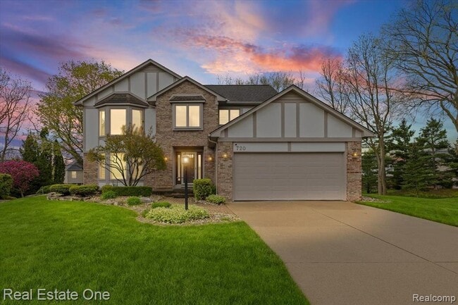 Photo - 720 Essex Dr