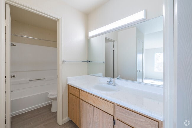 2BR, 2BA - 890SF - Bathroom