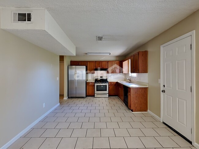 Photo - 131 The Esplanade Way SW