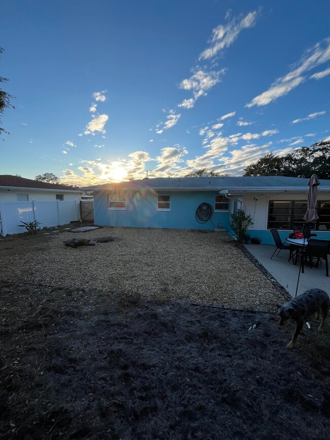 Patio trasero - 1833 Lombardy Dr Unidad Clearwater Oasis