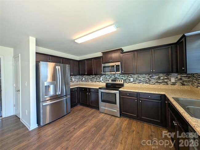 Photo - 2525 Mcintosh St