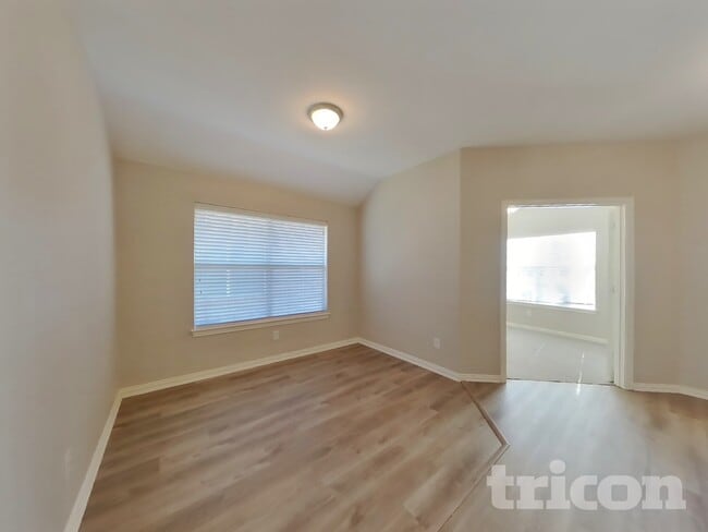 Photo - 2413 Castle Creek Dr