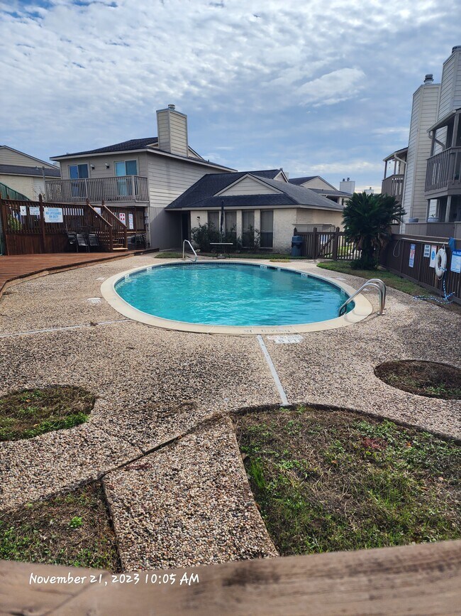 Seasonal Swimming Pool - 3919 Fairmont Pky Unit 198